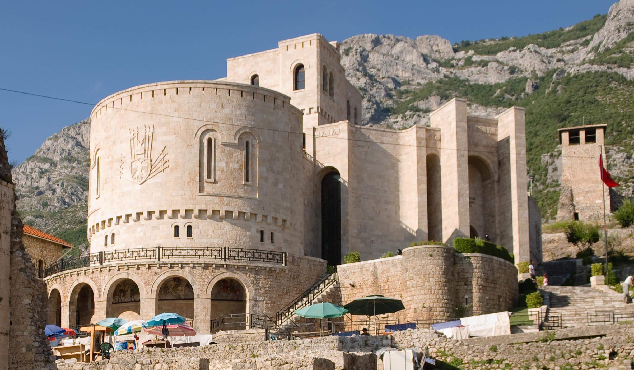 Албания замок тираны. Албания. Круя албания достопримечательности. Город круя шкодер албания. Албания замок тираны.